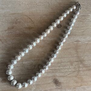 Elegant silver/metal shine Pearl Necklace